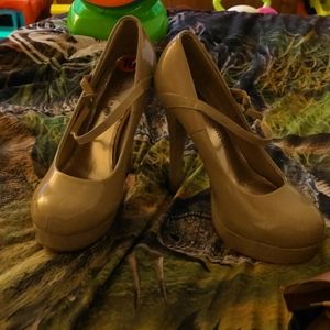 Women platform tan size 10